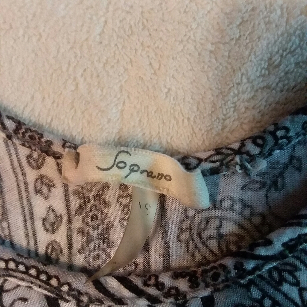 Cute patterned top - Picture 2 of 2